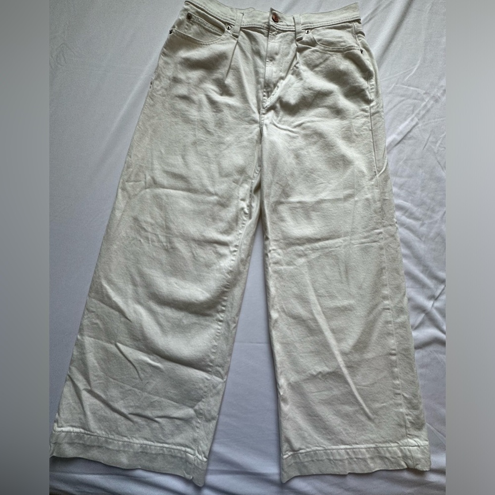 GAP // WHITE FLARE JEANS // SIZE 8